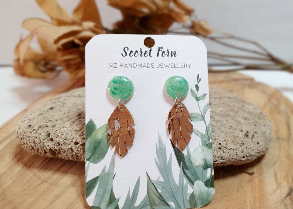 
            
                Load image into Gallery viewer, Mini Leaves earrings
            
        